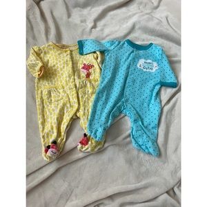 Lot of 2 snap footed sleepers ( newborn & 0-3)